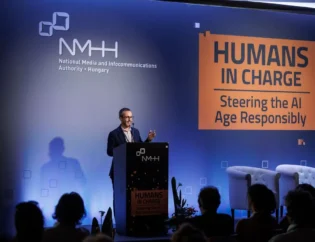 Adrian Gonzalez Sanchez beszél a színpadon a Humans in Charge mesterségesintelligencia-konferencián Budapesten 2023. október 2-án
