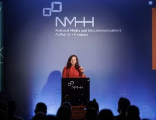 Maria Luciana Axente (PwC UK) előadást tart a Humans in Charge – Felelősségteljes irányítás a mesterséges intelligencia korában című konferencián, Budapesten 2023. október 2-án