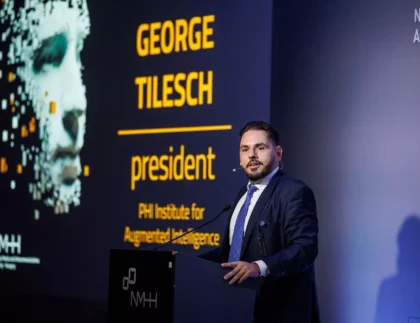 Tilesch György, a PHI Institute for Augmented Intelligence elnöke beszél a Humans in Charge – Felelősségteljes irányítás a mesterséges intelligencia korában című konferencián Budapesten 2023. október 2-án